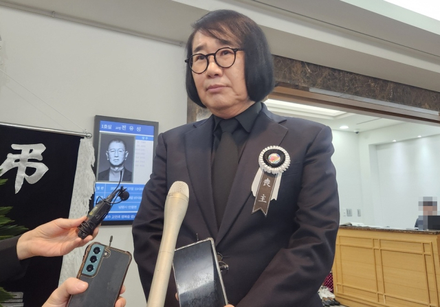 고 전유성의 빈소를 방문한 최양락. 연합뉴스