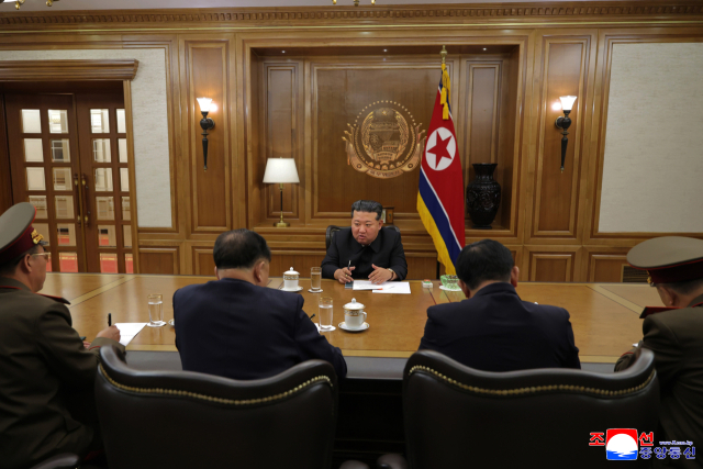 김정은 북한 국무위원장이 지난 26일 핵무기연구소를 비롯한 핵관련 분야의 과학자, 기술자들을 만나 핵물질생산 및 핵무기생산과 관련한 중요협의회를 지도했다고 조선중앙통신이 27일 보도했다. 연합뉴스