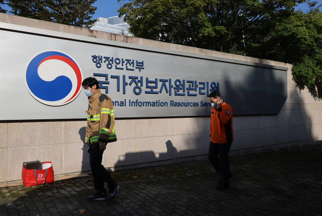 27일 대전 유성구 국가정보자원관리원 인근에서 현장 통제가 이뤄지고 있다. 전날 오후 8시 20분께 전산실에서 리튬이온 배터리 폭발로화재가 발생했다. 소방당국은 9시간 50분 만인 이날 오전 6시 30분께 초진 완료했다. 연합뉴스
