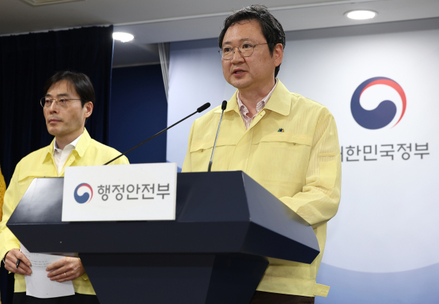 이재용 국가정보자원관리원장(오른쪽)이 27일 오전 서울 종로구 정부서울청사 브리핑실에서 열린 