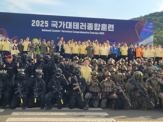 APEC 정상회의를 앞두고 펼쳐진 2025 국가대테러종합훈련을 성공적으로 마친 대원들이 김민석 국무총리와 함께 화이팅을 외치고 있다. 박승혁 기자