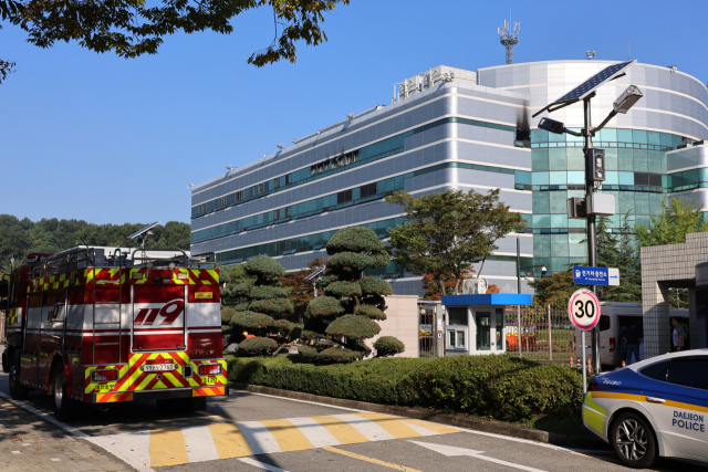 27일 대전 유성구 국가정보자원관리원 앞에 소방차와 경찰차가 서 있다. 전날 오후 8시 20분께 전산실에서 리튬이온 배터리 폭발로 화재가 발생했다. 소방당국은 9시간 50분 만인 이날 오전 6시 30분께 초진 완료했다. 연합뉴스