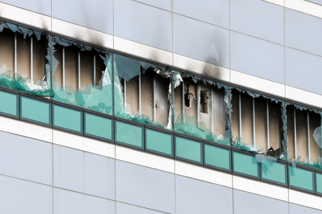 27일 대전 유성구 국가정보자원관리원(국정자원) 전산실 창문이 화재로 깨져 있다. 전날 정부 전산시스템이 있는 국정자원에서 무정전·전원 장치용 리튬이온배터리 화재가 발생해 정부 전산 서비스가 대규모로 마비됐다. 연합뉴스