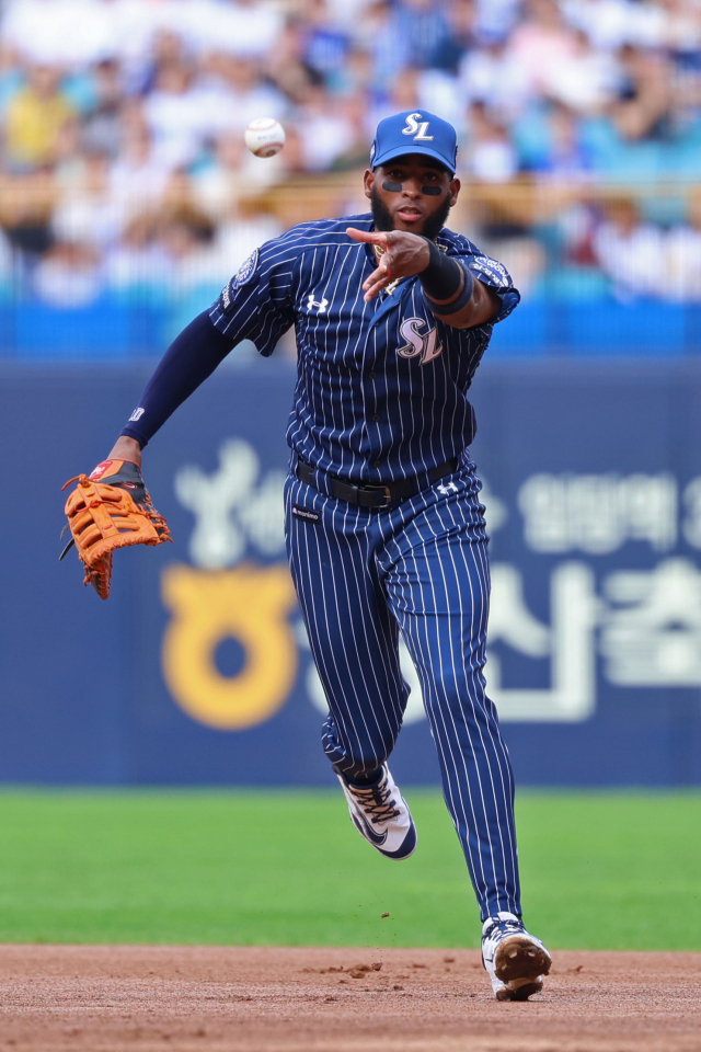 삼성 라이온즈 르윈 디아즈의 수비 모습. 삼성 제공
