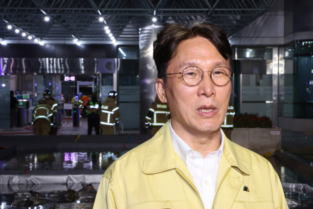 김민석 국무총리가 27일 밤 대전 유성구 국가정보자원관리원 화재 현장을 방문해 피해 상황 등을 살핀 뒤 발언하고 있다. 연합뉴스