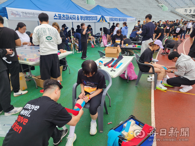 2025 안동마라톤대회 현장에서 안동과학대학교 물리치료학과가 참가 선수들을 위해 다양한 맞춤형 서비스를 제공하는 모습. 전종훈 기자