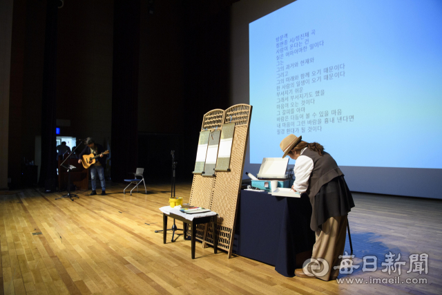 울릉군 한마음회관에서 사회복지인들을 위해 꽃으로 기억하는 사랑이라는 주제로 시 노래를 부르는 정진채 가수와 사연과 감정을 담아 예술 작품을 전하는 이용나 한국화 작가의 드로잉콘서트가 진행됐다. 울릉군 제공