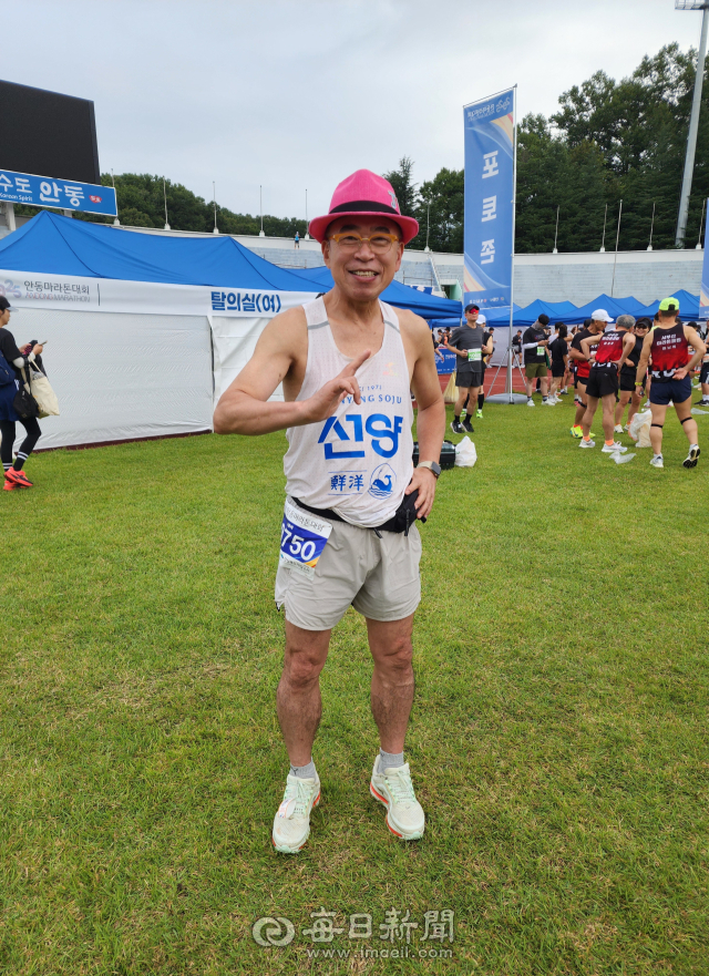 2025 안동마라톤 풀코스에 참가한 선양소주 조웅래 회장. 전종훈 기자