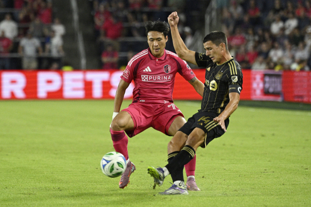 세인트루이스의 정상빈이 28일 미국 미주리주 세인트루이스에서 열린 MLS 경기 도중 LAFC의 세르지 팔렌시아를 수비하고 있다. 연합뉴스