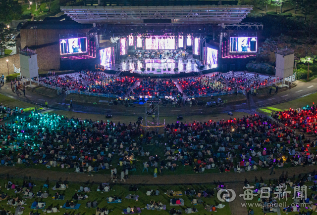 2025 파워풀 대구가요제가 26일 대구 두류공원 코오롱야외음악당에서 열려 1만5천여 명(오프라인 1만·온라인 5천)의 시민들이 참가자와 초대 가수의 노래를 즐기고 있다. 김영진 기자 kyjmaeil@imaeil.com
