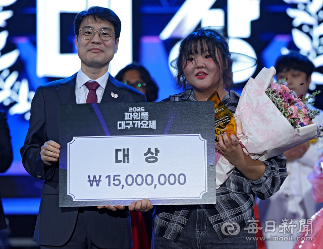 김정기 대구시장 권한대행과 참가번호 11번 전다진 대상 수상자. 김영진 기자 kyjmaeil@imaeil.com