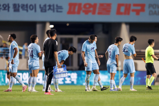 대규FC 선수들이 27일 울산HD FC와의 경기를 무승부로 마감하며 아쉬운 표정을 짓고 있다. 한국프로축구연맹 제공