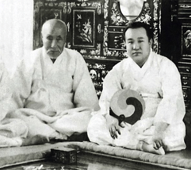 간송 전형필(오른쪽)과 위창 오세창. 간송미술문화재단 제공