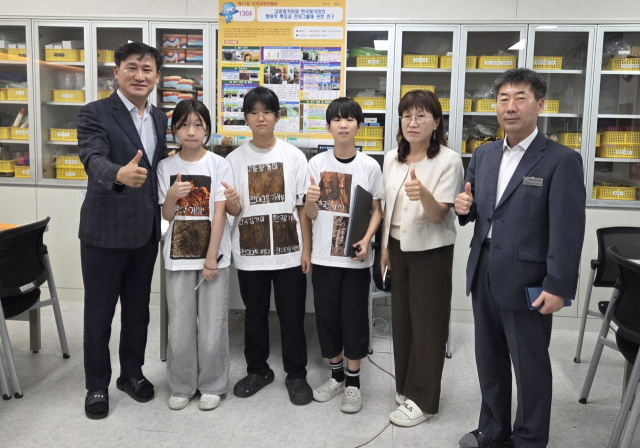 제 71회 전국과학전람회에서 특상을 받은 내성초 6학년들이 엄지 손가락을 치켜 세우고 있다. 봉화교육지원청 제공