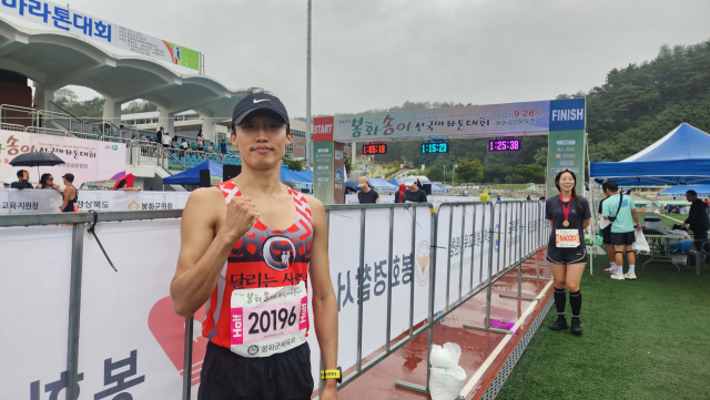 28일 봉화송이전국마라톤대회 하프 부문에서 남자부 우승을 차지한 최혁빈씨. 고도현 기자