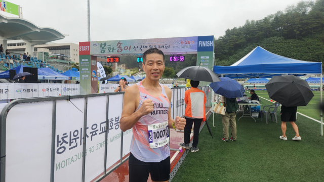 28일 열린 봉화송이전국마라톤대회 남자10km 부문에서 우승을 차지한 박영욱씨. 고도현 기자
