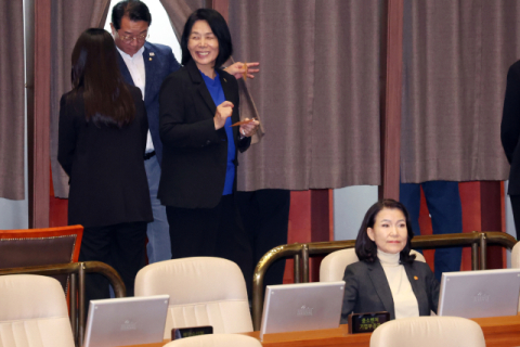 '굳은 표정' 이진숙 뒤 '함박 웃음' 최민희…