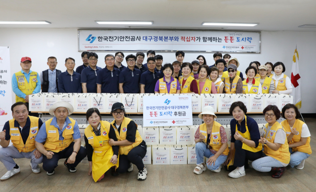 한국전기안전공사 대구경북본부 직원들과 대한적십자사봉사회 동구협의회 회원들이 동구지역 취약계층에게 전달할 도시락을 제작한 뒤 기념촬영을 하고 있다. 대한적십자사 대구지사 제공