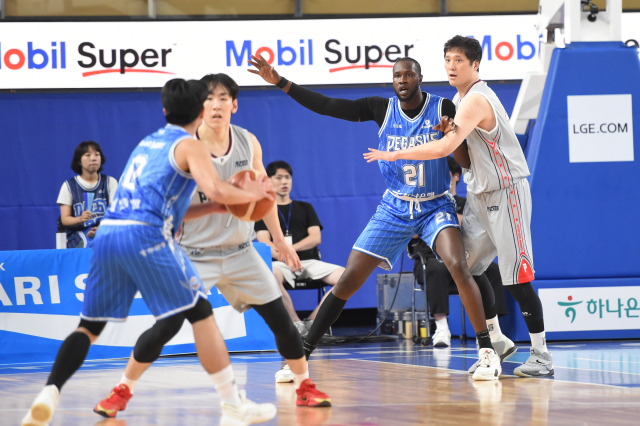 대구 한국가스공사 페가수스의 망콕 마티앙이 28일 대구에서 열린 KBL 오픈 매치 데이 도중 울산 현대모비스 피버스의 함지훈을 등진 채 골밑에서 자리를 확보하고 있다. KBL 제공