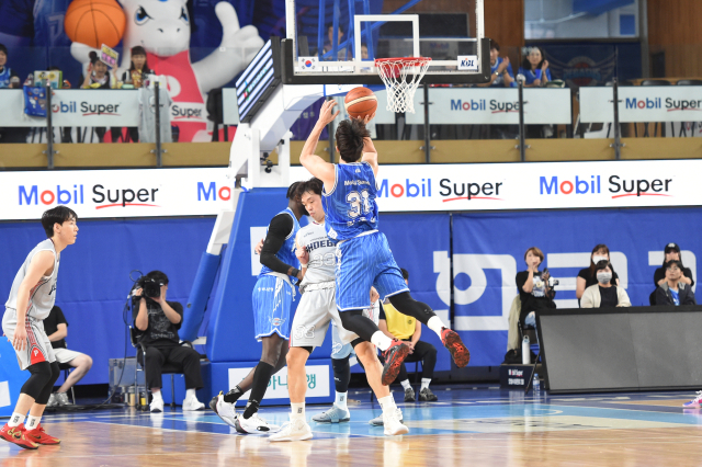 대구 한국가스공사 페가수스의 김준일이 28일 대구에서 열린 KBL 오픈 매치 데이 도중 울산 현대모비스 피버스의 이승현을 앞에 둔 채 슛을 시도하고 있다. KBL 제공