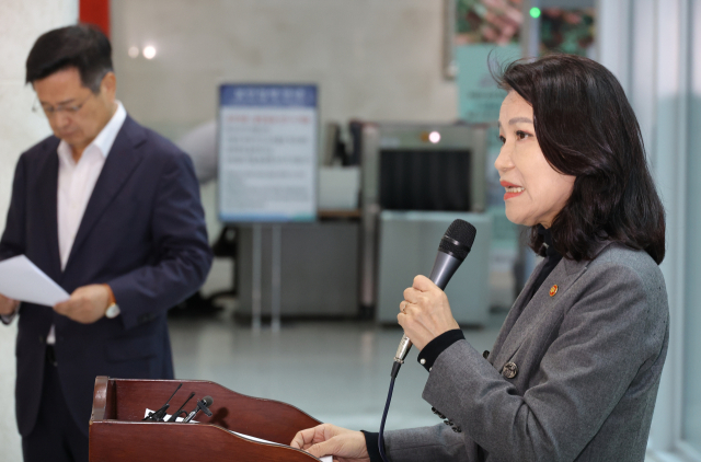 이진숙 방송통신위원회 위원장이 28일 국회에서 전날 국회 본회의를 통과한 방송미디어통신위원회 설치법 관련 기자회견을 하고 있다. 국회에서 통과된 방송미디어통신위원회법이 정부로 이송돼 국무회의를 거쳐 공포·시행되면 이명박 정부 초기에 출범했던 방통위는 폐지되고, 이 위원장은 자동 면직된다. 연합뉴스