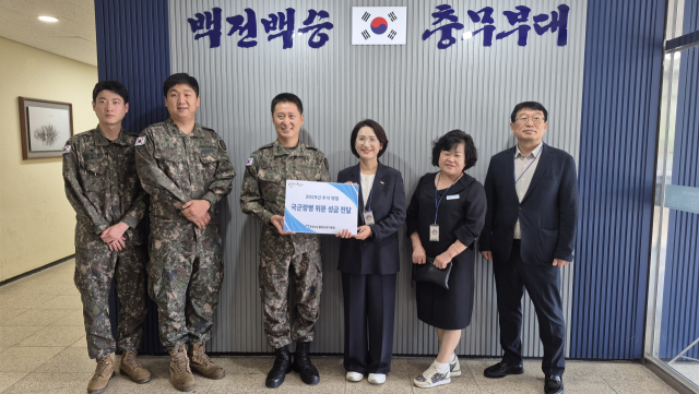 박정화 교육장(사진 중간)이 육군 39사단 119여단 2대대를 방문해 위문금을 전달했다.