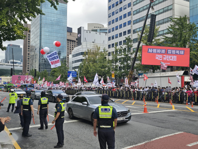 28일 서울 시청역 인근에서 