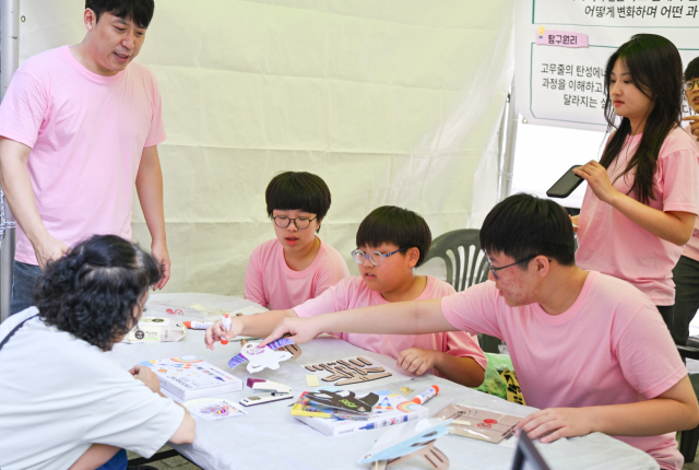 논공중은 슬링샷 비행기 만들기를 통해 탄성력의 과학 원리를 쉽게 배울 수 있었다.