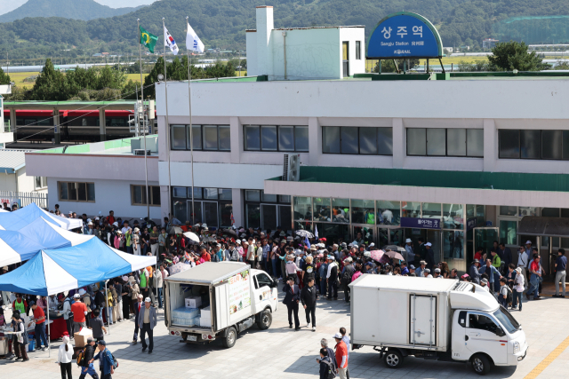 27일 오전 11시 10분쯤 출향인 600여 명이 고향 농특산물을 팔아주기 위해 상주역에 일제히 도착,북적이고 있다. 재경상주시향우회 제공