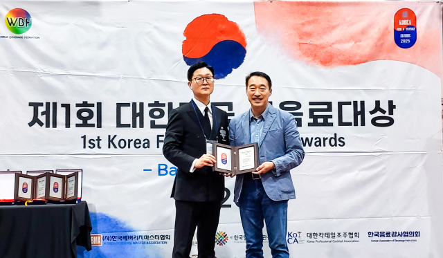 영진전문대 호텔항공관광과 이재훈 교수(오른쪽)가 지난 27일 