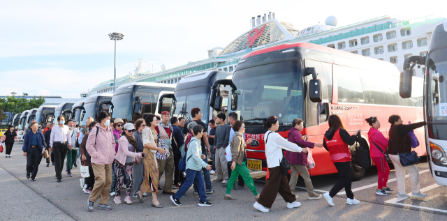 중국인 단체관광객 무비자 입국 첫날인 29일 오전 인천 연수구 인천항 국제크루즈터미널에 입국한 중국인 단체 크루즈관광객들이 버스로 향하고 있다. 이날부터는 내년 6월 30일까지 국내·외 전담여행사가 모객한 3인 이상 중국인 단체관광객은 비자 없이 15일간 국내 관광을 할 수 있다. 제주도는 이전과 동일하게 개별·단체 관광객 모두 30일 무비자 방침이 유지된다. 연합뉴스