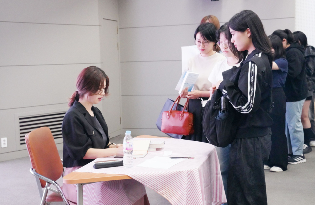 강연을 마치고 김초엽 작가가 영남이공대 학생들에게 사인을 하고 있다. 영남이공대 제공