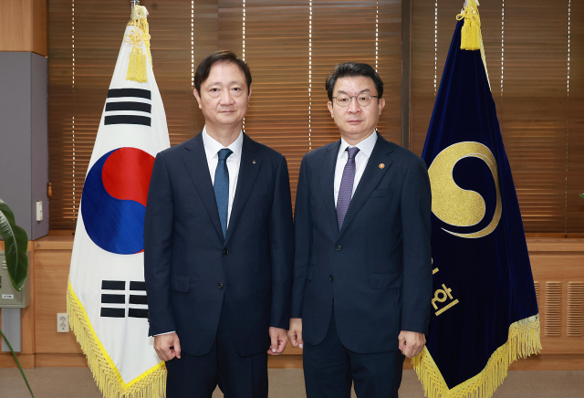 왼쪽부터 이찬진 금융감독원장과 이억원 금융위원장