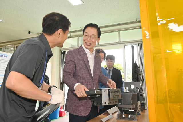 임종식 경북교육감이 제60회 전국기능경기대회에 참석한 경북지역 학생들을 격려하고 있다. 경북 직업계고는 지난 2018년부터 8년 연속 학생부 종합 1위를 달성하고 전국 최고의 저력을 다시 한 번 공고히 했다. 경북교육청 제공