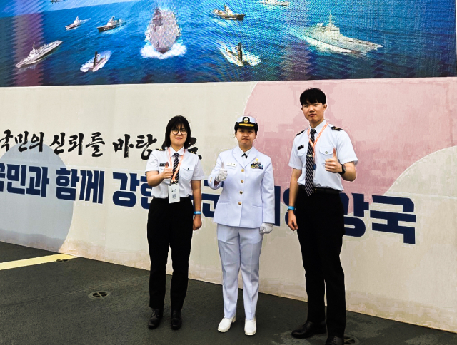 영진전문대 국방군사계열 재학생들이 해군 관함식 현장에서 도보람 상사와 함께 기념촬영을 했다. 영진전문대 제공