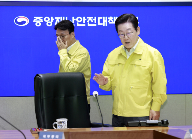 이재명 대통령이 28일 정부서울청사 중앙재난상황실에서 열린 국가정보자원관리원 화재 관련 중앙재난안전대책본부 회의에 입장하고 있다. 왼쪽은 김민석 국무총리. 연합뉴스