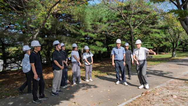 김남일 경상북도문화관광공사 등이 APEC 정상회의를 앞두고 보문관광단지 일대의 시설 개선과 환경 정비 상황을 점검하고 있다. 공사 제공
