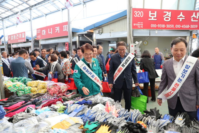 김하수(왼쪽) 청도군수와 공직자들이 추석맞이 지역농산물팔아주기 행사를 갖고 있다. 청도군 제공