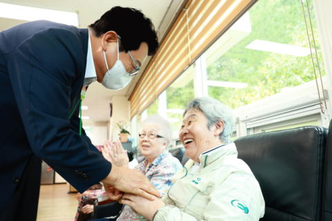 울진군 공무원 추석맞아 요양원 위문