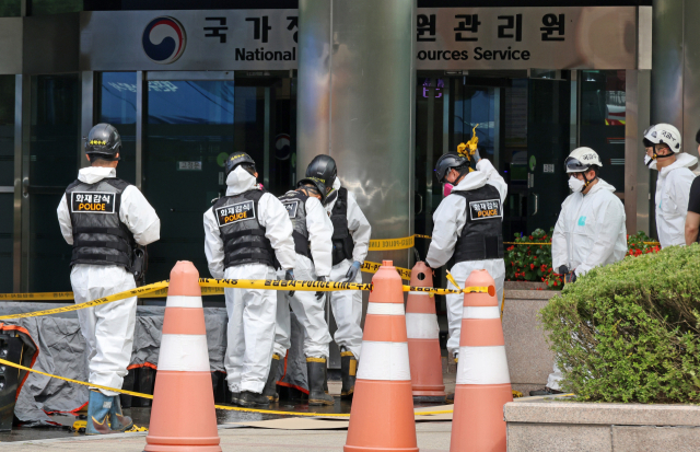 29일 오전 대전 유성구 국가정보자원관리원(국정자원) 화재 현장에서 경찰 관계자들이 불이 붙었던 무정전·전원 장치(UPS)용 리튬이온배터리 상태를 확인하고 있다. 앞서 지난 26일 정부 전산시스템이 있는 국정자원에서 리튬이온배터리 화재가 발생해 정부 전산 서비스가 대규모로 마비된 바 있다. 연합뉴스