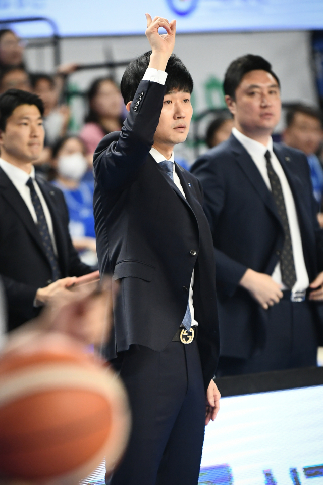 대구 한국가스공사 페가수스의 사령탑 강혁 감독(가운데). 오른쪽은 김상영, 왼쪽은 이찬영 코치. KBL 제공