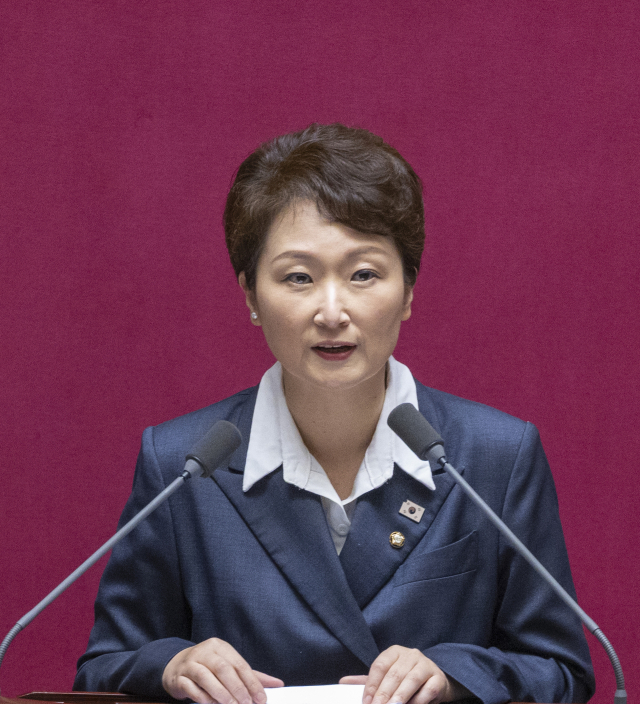 더불어민주당 이언주 의원이 17일 국회 본회의에서 열린 경제에 관한 대정부 질문에서 이재명 정부의 경제정책에 대해 발언하고 있다. 연합뉴스