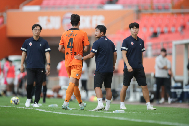 제주SK 송주훈의 퇴장 모습. 한국프로축구연맹 제공