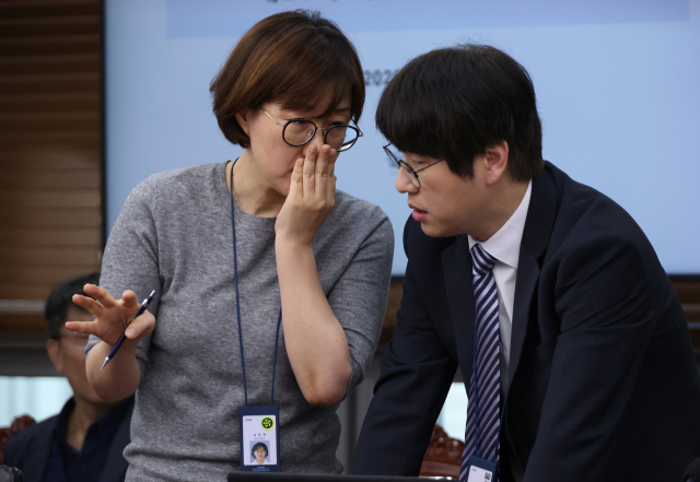 하정우 AI미래기획수석과 김현지 총무비서관이 11일 용산 대통령실에서 열린 수석보좌관회의에서 대화하고 있다. 연합뉴스