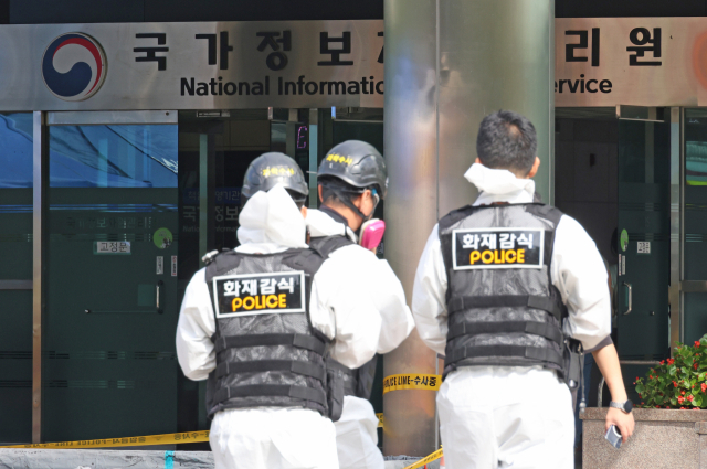 29일 오전 대전 유성구 국가정보자원관리원(국정자원) 화재 현장에서 경찰과 소방 관계자 등의 화재 정밀 감식이 진행되고 있다. 앞서 지난 26일 정부 전산시스템이 있는 국정자원에서 리튬이온배터리 화재가 발생해 정부 전산 서비스가 대규모로 마비된 바 있다. 연합뉴스
