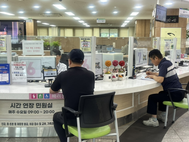 대전 국가정보자원관리원 전산실 화재 이후 첫 평일인 29일 북구청 민원실 모습. 일부 서비스가 중단됐음을 알리는 안내문이 붙어있다. 정두나 기자