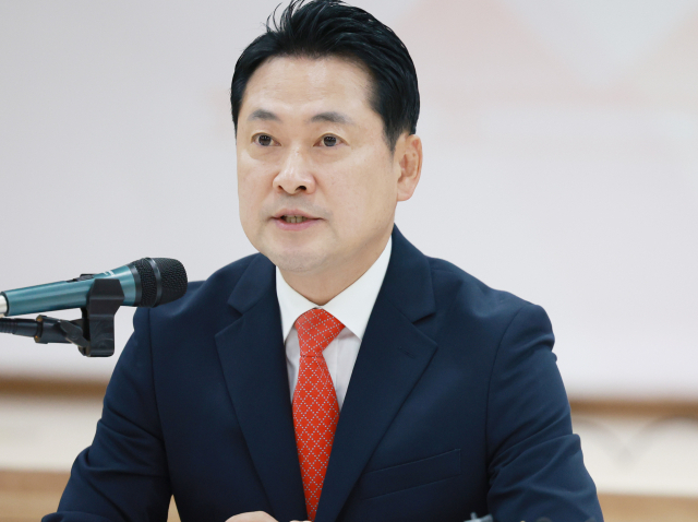 국민의힘 장동혁 대표가 29일 인천시 중구 인천관광공사 대강당에서 열린 최고위원회의에서 당 관계자들에게 인사말을 하고 있다. 연합뉴스