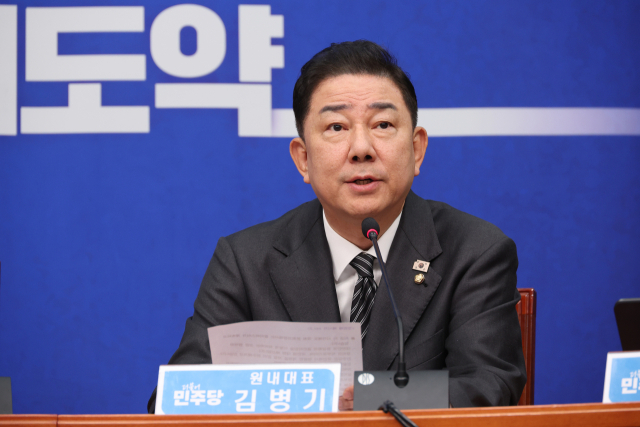 더불어민주당 김병기 원내대표가 29일 서울 여의도 국회에서 열린 최고위원회의에서 발언하고 있다. 연합뉴스