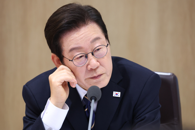 이재명 대통령이 30일 용산 대통령실에서 열린 제44회 국무회의에서 참석자 발언을 듣고 있다. 연합뉴스
