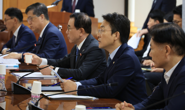 권대영 금융위원회 부위원장이 30일 서울 명동 은행회관에서 열린 산업 구조혁신 지원 금융권 협약식에서 인사말을 하고 있다. 연합뉴스